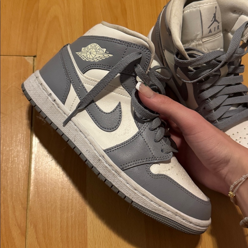 Jordan woman’s Sneakers in Gray and White size 6.5 - Picture 2 of 7